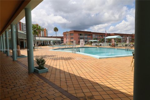 Condo in Miami, Florida, 2 bedrooms  № 2260283 - photo 17