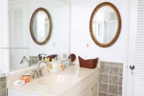 Condo in Miami, Florida, 2 bedrooms  № 2260283 - photo 11