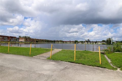 Condo in Miami, Florida, 2 bedrooms  № 2260283 - photo 18
