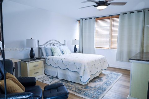 Condo in Miami, Florida, 2 bedrooms  № 2260283 - photo 9
