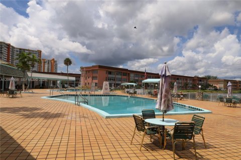 Condo in Miami, Florida, 2 bedrooms  № 2260283 - photo 16
