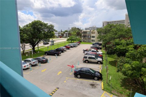 Condo in Miami, Florida, 2 bedrooms  № 2260283 - photo 2