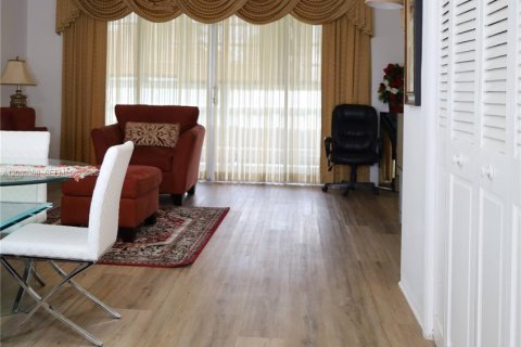 Condo in Miami, Florida, 2 bedrooms  № 2260283 - photo 6
