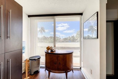 Condo in Pompano Beach, Florida, 2 bedrooms № 2083548 - photo 20