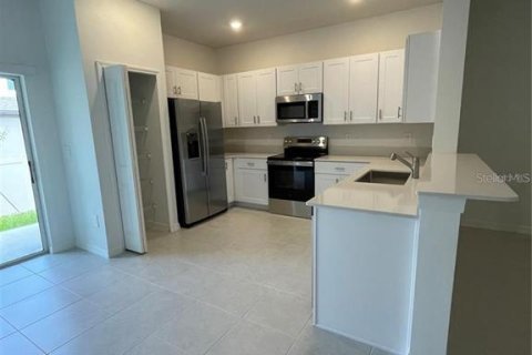 Townhouse in San Antonio, Florida 3 bedrooms, 151.8 sq.m. № 2259291 - photo 3