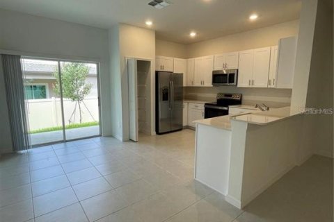 Townhouse in San Antonio, Florida 3 bedrooms, 151.8 sq.m. № 2259291 - photo 7
