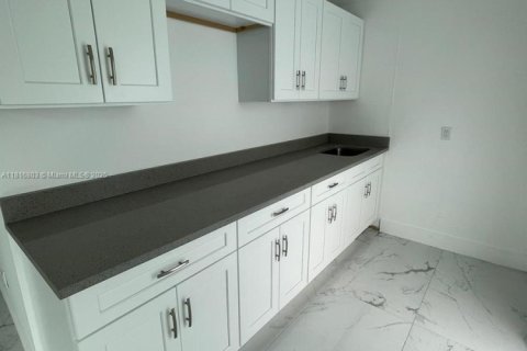 House in Dania Beach, Florida 2 bedrooms, 74.04 sq.m. № 1938068 - photo 4