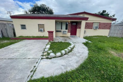 House in Dania Beach, Florida 2 bedrooms, 74.04 sq.m. № 1938068 - photo 1