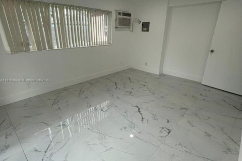 House in Dania Beach, Florida 2 bedrooms, 74.04 sq.m. № 1938068 - photo 2