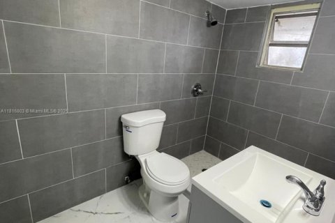 Casa en alquiler en Dania Beach, Florida, 2 dormitorios, 74.04 m2 № 1938068 - foto 3