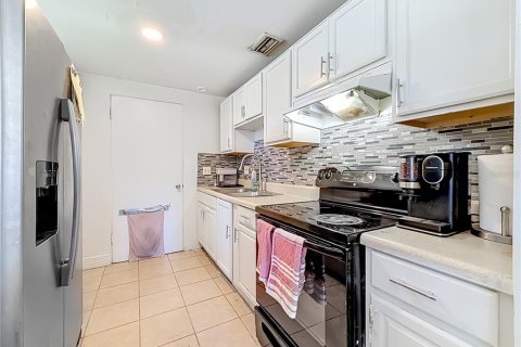 House in Pinellas Park, Florida 2 bedrooms, 76.37 sq.m. № 2308378 - photo 8