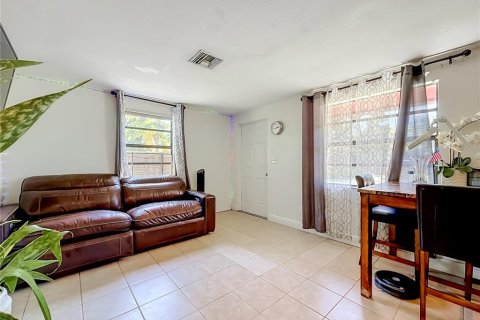 House in Pinellas Park, Florida 2 bedrooms, 76.37 sq.m. № 2308378 - photo 6