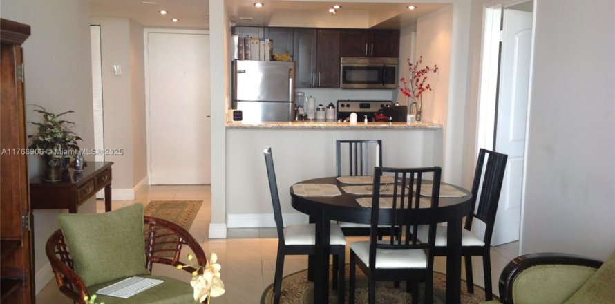 Кондоминиум с 2 спальнями в Майами, Флорида № 1970248