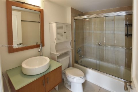 Condo in Miami, Florida, 2 bedrooms  № 1652605 - photo 13