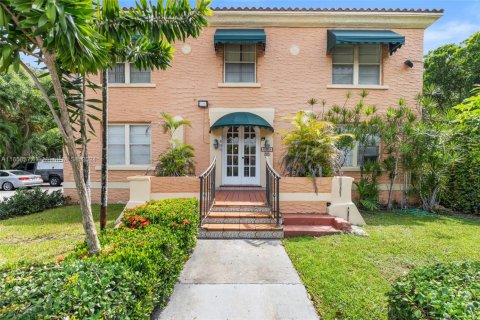 Commercial property in Coral Gables, Florida № 1729780 - photo 1