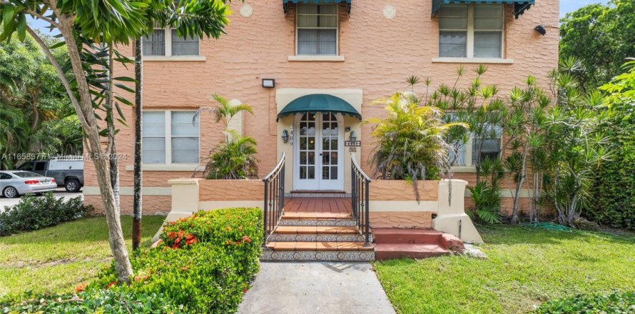 Commercial property in Coral Gables, Florida № 1729780