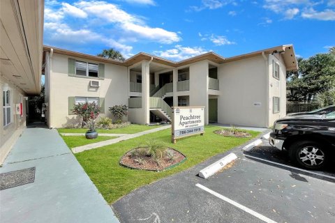 Commercial property in Cocoa, Florida 8 bedrooms, 506.32 sq.m. № 1552108 - photo 1