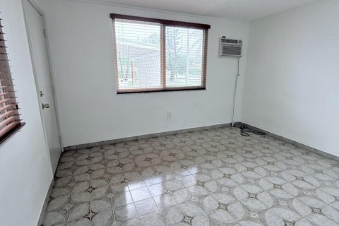 Villa ou maison à louer à Hialeah, Floride: 4 chambres, 147.25 m2 № 2084580 - photo 4