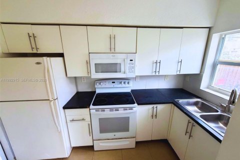 Copropriété à louer à Miami, Floride: 3 chambres, 106.84 m2 № 2056744 - photo 4