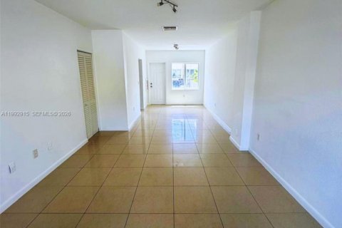 Copropriété à louer à Miami, Floride: 3 chambres, 106.84 m2 № 2056744 - photo 2