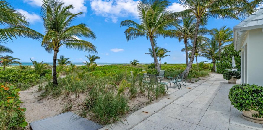 House in Palm Beach, Florida 3 bedrooms, 140.56 sq.m. № 1127768