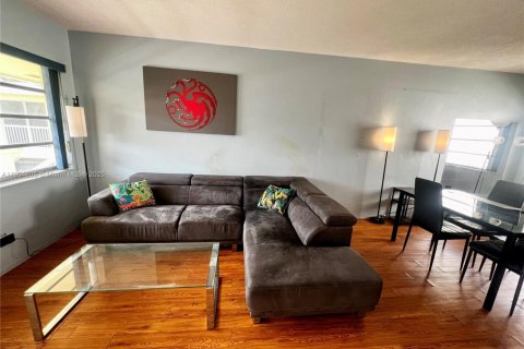 Кондоминиум с 1 спальней в Холливуд, Флорида № 1965040