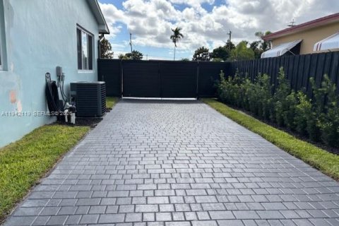 Villa ou maison à louer à Miami, Floride: 4 chambres, 148.83 m2 № 1999361 - photo 17