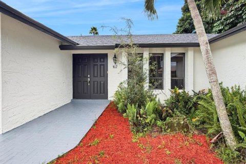 House in Royal Palm Beach, Florida 3 bedrooms, 131.83 sq.m. № 2399889 - photo 2