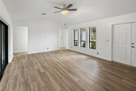 House in Royal Palm Beach, Florida 3 bedrooms, 131.83 sq.m. № 2399889 - photo 5