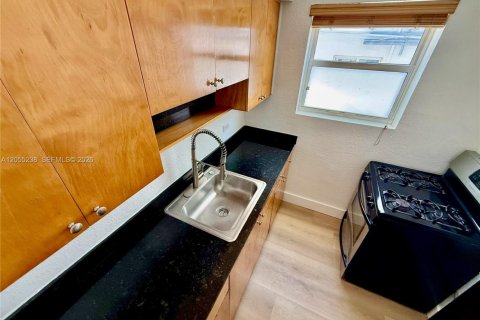 Condo in Miami Beach, Florida, 1 bedroom  № 2264932 - photo 3