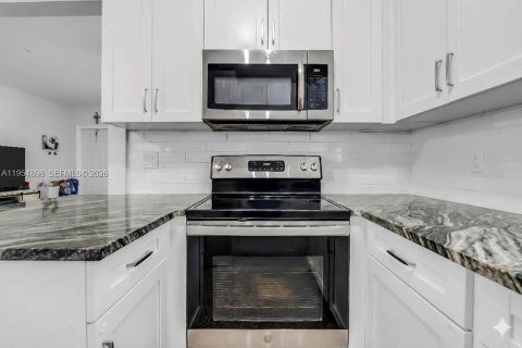Immobilier commercial à vendre à Miami, Floride: 246.19 m2 № 2088378 - photo 10