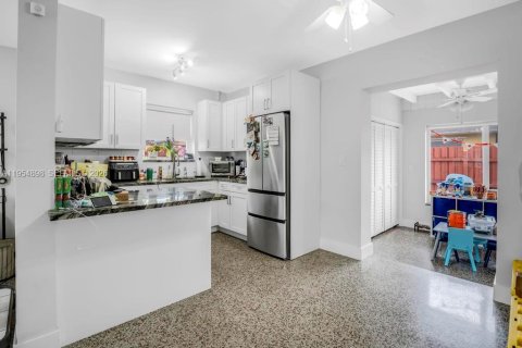 Immobilier commercial à vendre à Miami, Floride: 246.19 m2 № 2088378 - photo 11