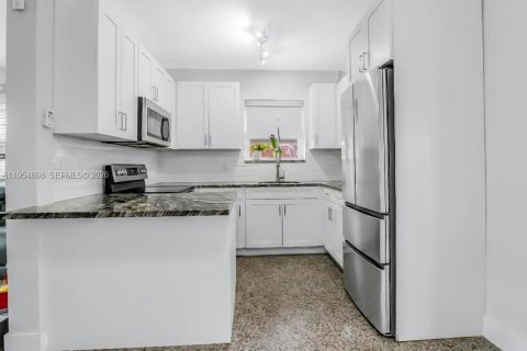 Immobilier commercial à vendre à Miami, Floride: 246.19 m2 № 2088378 - photo 13