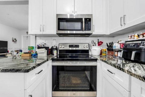 Immobilier commercial à vendre à Miami, Floride: 246.19 m2 № 2088378 - photo 9