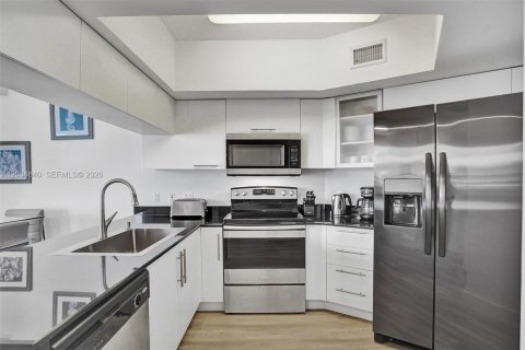 Condo in Miami, Florida, 2 bedrooms № 2169977 - photo 5