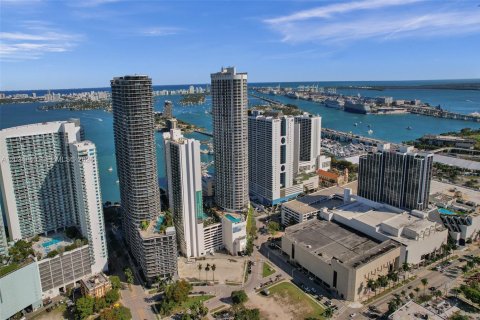 Condo in Miami, Florida, 2 bedrooms № 2169977 - photo 2