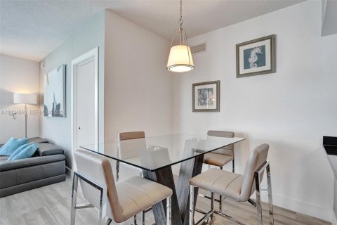 Condo in Miami, Florida, 2 bedrooms № 2169977 - photo 9