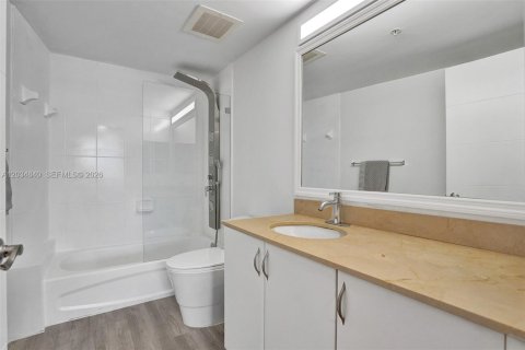 Condo in Miami, Florida, 2 bedrooms № 2169977 - photo 10