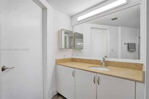 Condo in Miami, Florida, 2 bedrooms № 2169977 - photo 20