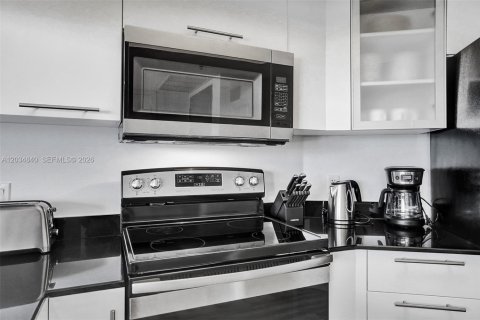 Condo in Miami, Florida, 2 bedrooms № 2169977 - photo 6