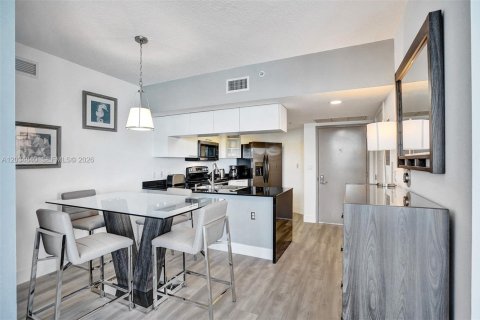 Condo in Miami, Florida, 2 bedrooms № 2169977 - photo 4