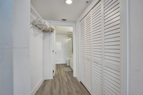 Condo in Miami, Florida, 2 bedrooms № 2169977 - photo 11