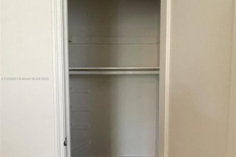 Снять в аренду квартиру в Майами, Флорида 2 спальни, 66.89м2, № 1882131 - фото 12