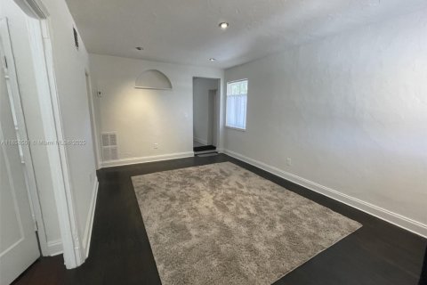 Снять в аренду квартиру в Майами, Флорида 2 спальни, 66.89м2, № 1882131 - фото 3