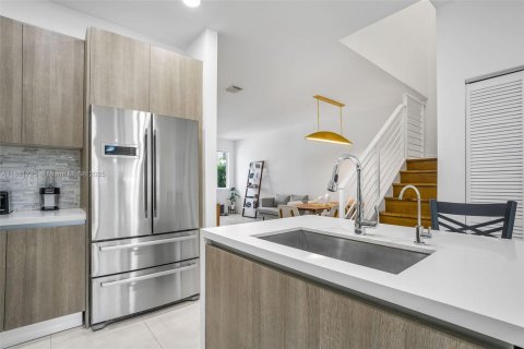 Townhouse in Doral, Florida 4 bedrooms, 176.05 sq.m. № 1858682 - photo 7