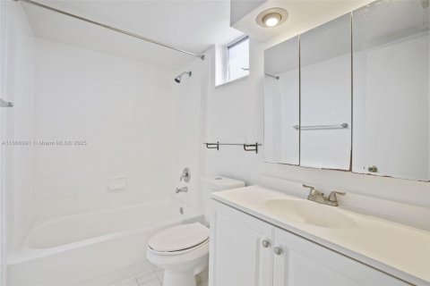Condo in Pinecrest, Florida, 1 bedroom  № 1897199 - photo 20
