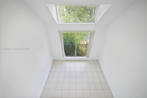 Condo in Pinecrest, Florida, 1 bedroom  № 1897199 - photo 16