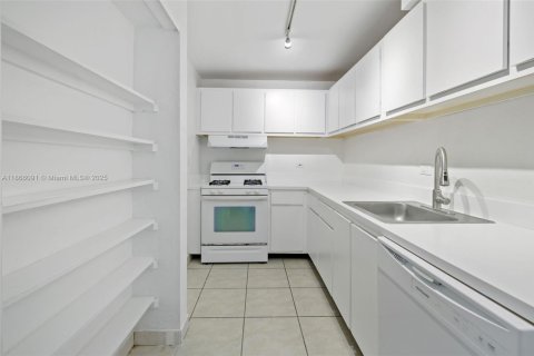 Condo in Pinecrest, Florida, 1 bedroom  № 1897199 - photo 9