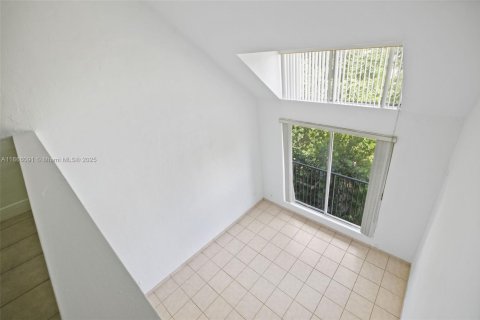 Condo in Pinecrest, Florida, 1 bedroom  № 1897199 - photo 15