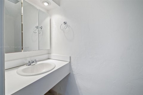 Condo in Pinecrest, Florida, 1 bedroom  № 1897199 - photo 12